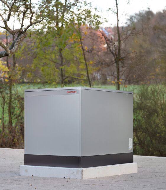 Aussenaufgestellte Erdwärme-Wärmepumpe Geoblock® WGB. Masse: B x T x H = 117 x 97 x 108 cm.